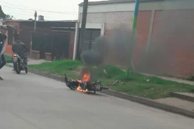 Uno de los ladrones que chocó contra un colectivo con una moto robada se encuentra grave