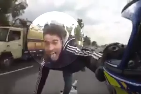 Otro loco en una autopista: manejó parado en su moto y terminó preso