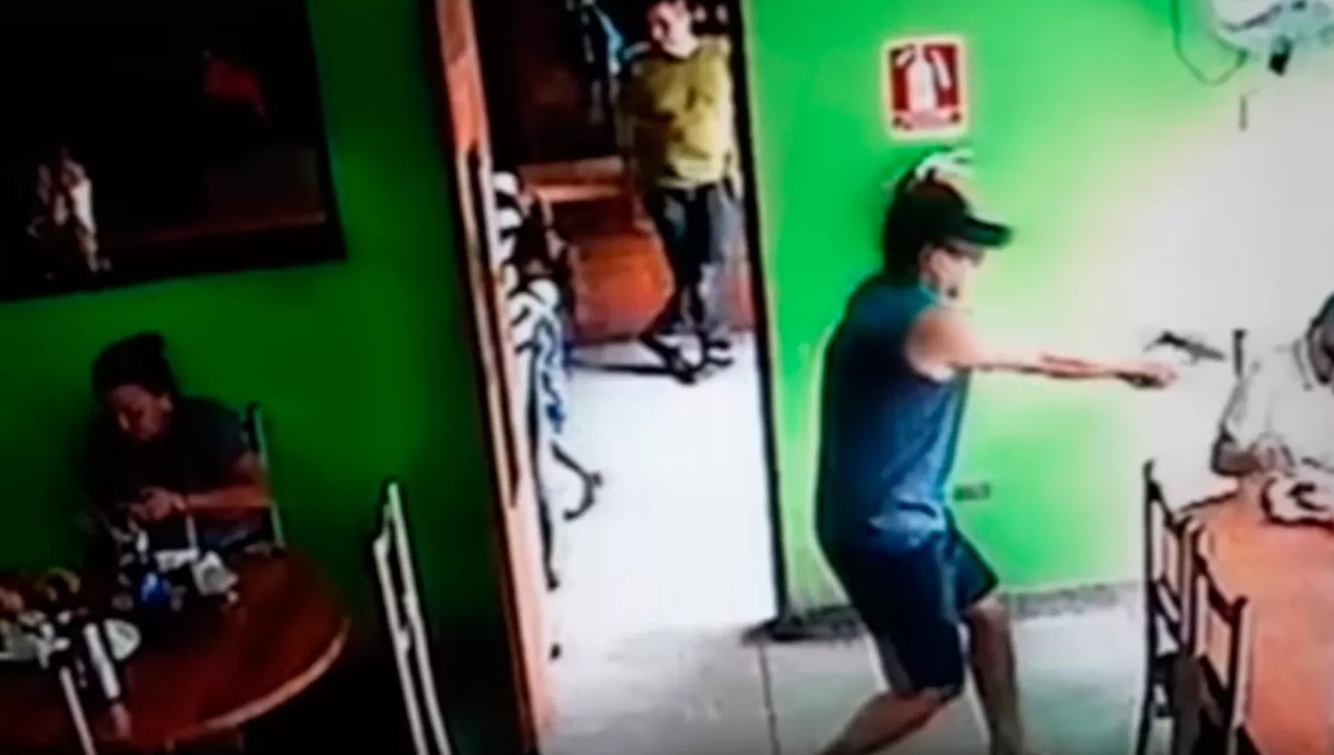 Impactante video: un sicario corre a una niña de su camino para acribillar a un hombre
