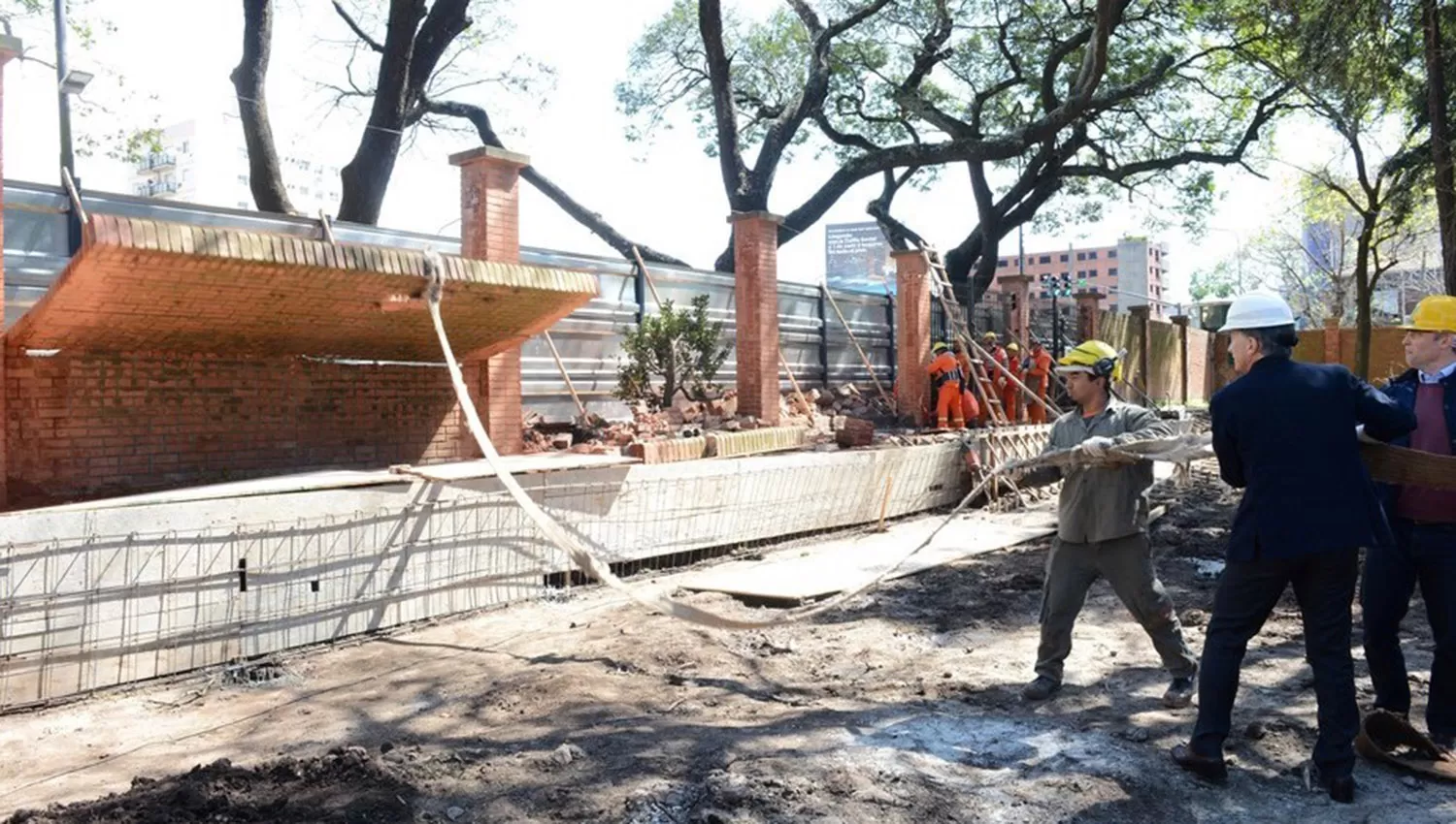 Mauricio Macri, ataviado con guantes y casco de seguridad, participó del derribo de un muro. FOTO TOMADA DE CLARIN.COM