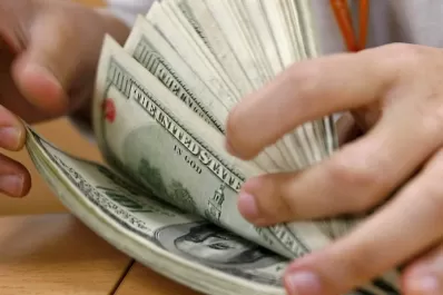 El dólar perdió 22 centavos en la semana, presionado por las altas tasas