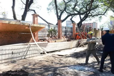 Macri en persona empezó la demolición del muro de la Quinta de Olivos
