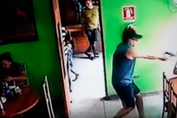 Impactante video: un sicario corre a una niña de su camino para acribillar a un hombre