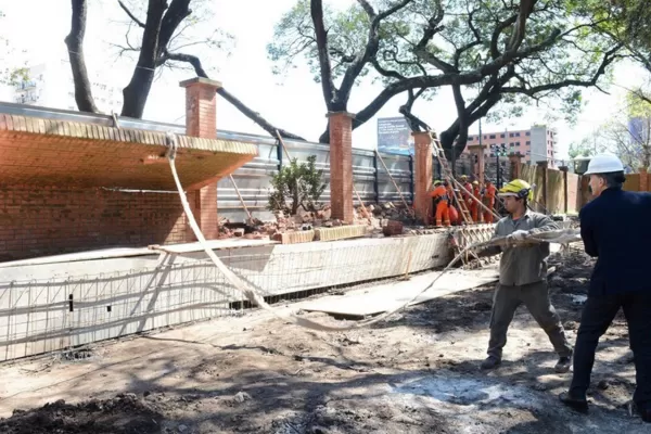 Macri en persona empezó la demolición del muro de la Quinta de Olivos