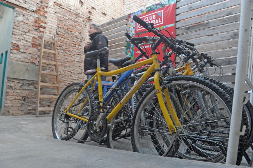 LISTAS PARA SALIR A LAS CALLES. Fernando Ríos junto a las bicicletas donadas que ya fueron reparadas. LA GACETA / FOTOS DE FRANCO VERA.-