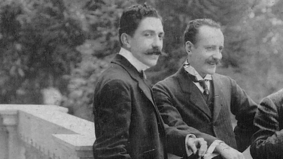 JULIO LÓPEZ MAÑÁN. El distinguido tucumano aparece a la izquierda, junto a su amigo Santiago Maciel, hacia 1908. 