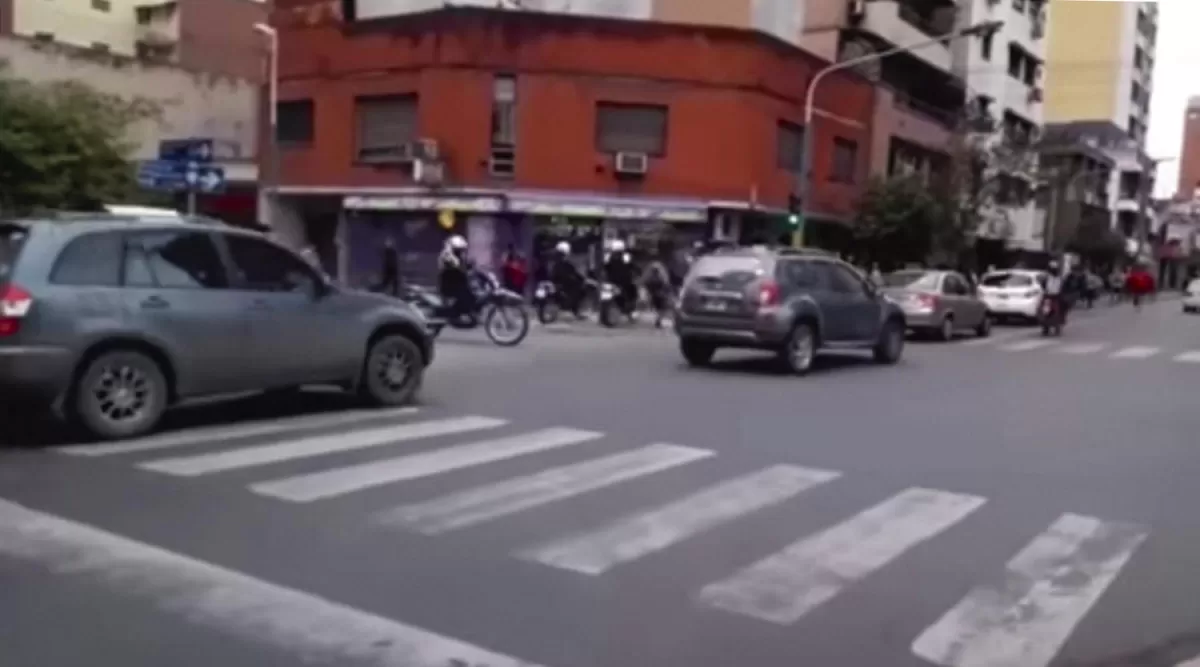 CORRIDAS. Policías persiguen a los adolescentes en la Santiago. CAPTURA DE VIDEO