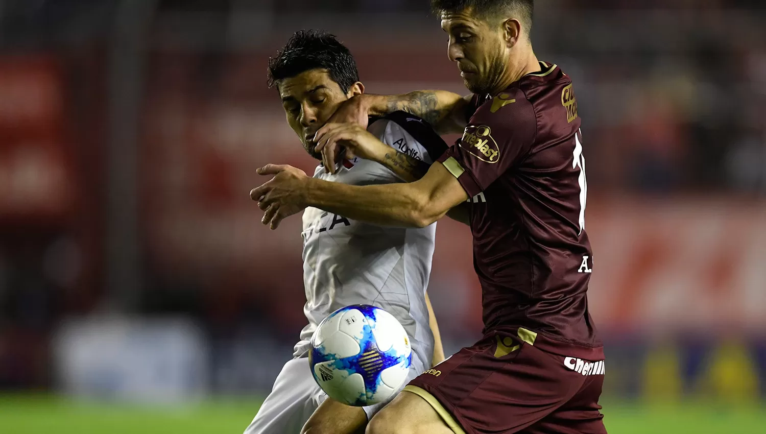 Lanús venció a Independiente con un penal en la última jugada