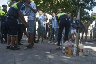 Polémica por la responsabilidad, ante la prohibición de ingreso de “barras” de Atlético