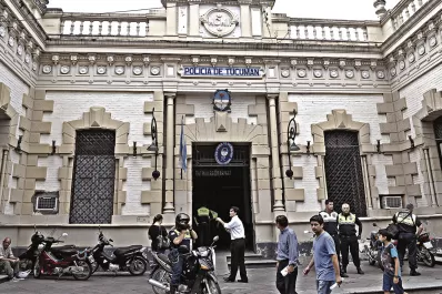 El odontólogo pasa sus días en un calabozo común, rodeado por otros nueve presos
