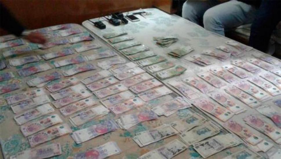 EL BOTÍN. El dinero había sido escondido por los asaltantes en una habitación de un hotel céntrico de Resistencia. foto de DIARIOCHACO.COM.AR