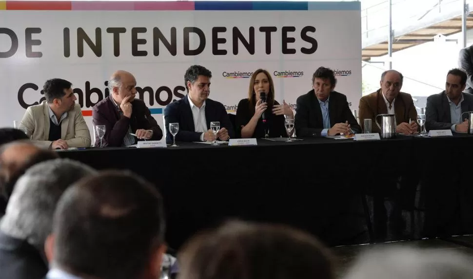 CONFIANZA OFICIAL. La gobernadora bonaerense, María Eugenia Vidal, se reunió con jefes comunales de Cambiemos, y les dijo que “nos faltan 20.000 votos para ganar en octubre”. (DyN)