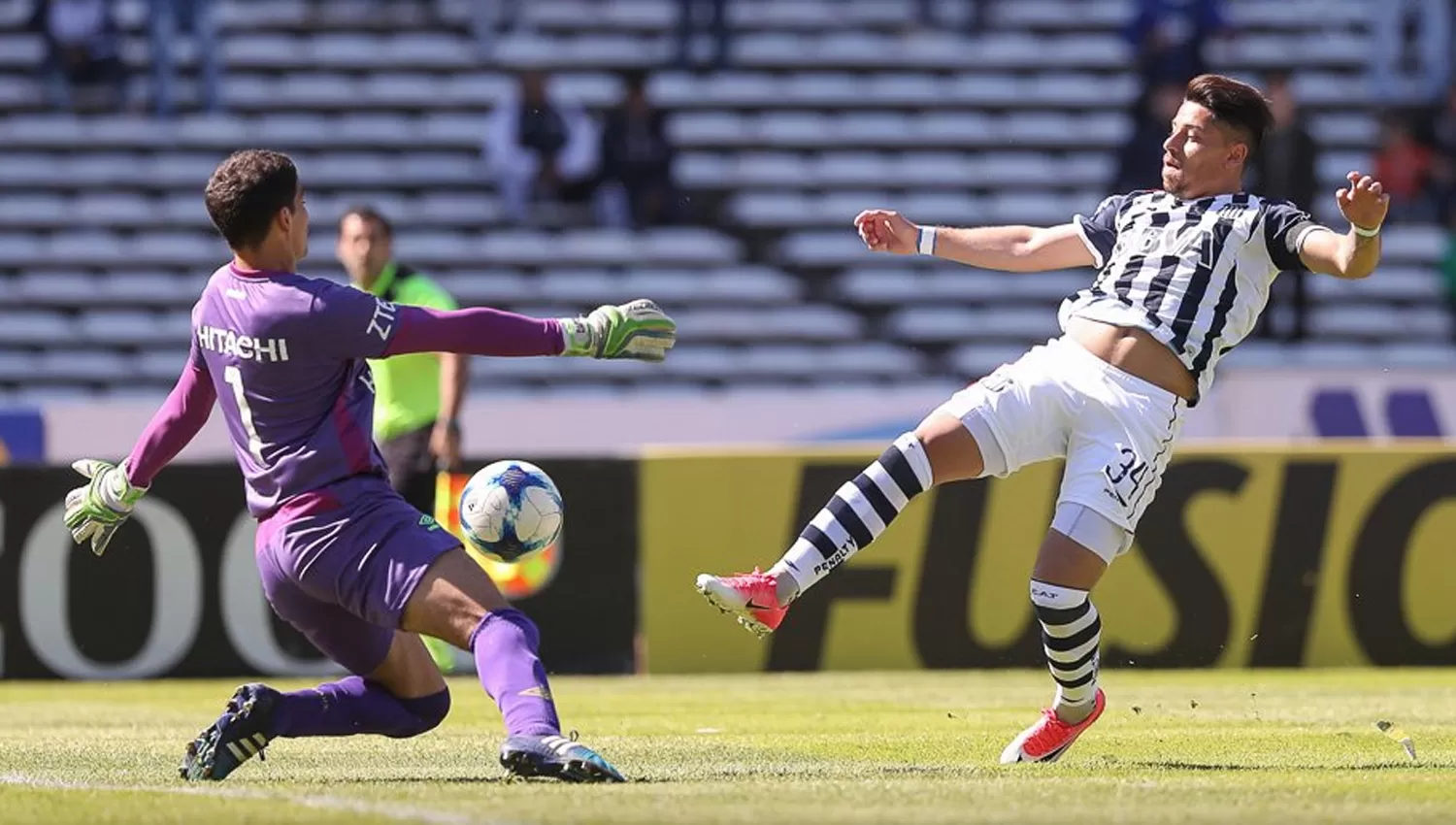 EL TUCU. Alan Aguerre le ahogó el gol a Sebastián Palacios. FOTO TOMADA DE TWITTER.COM/CATALLERESCBA