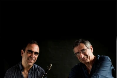 Un encuentro entre dos amigos que dialogan con viejos amores