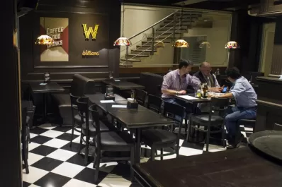 En Yerba Buena, los bares deben tener estacionamiento