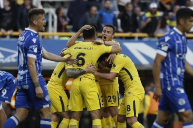 Boca goleó a Godoy Cruz en La Bombonera y sigue en lo más alto