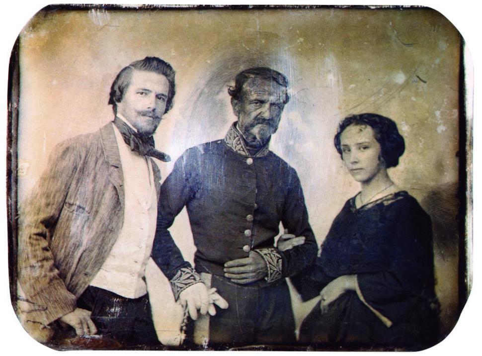 GREGORIO ARÁOZ DE LA MADRID. Daguerrotipo que retrata al general en sus últimos años, con su hija Berenice y su yerno.