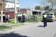 Lo arrinconaron contra un garage, lo acribillaron a balazos y se escaparon