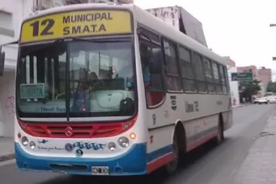 Tras la agresión a un chofer, los colectivos de la línea 12 no ingresarán al barrio Smata