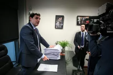 Gassenbauer bajó el tono y explicó que sus declaraciones sobre el fernet y el maní fueron en broma