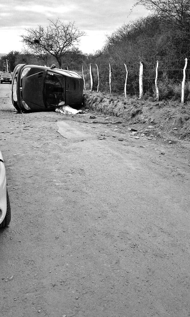 EN VIPOS. El conductor de este Peugeot 206, de 23 años, perdió el control en un camino vecinal y murió. fotos enviadas al WhatsApp de LA GACETA