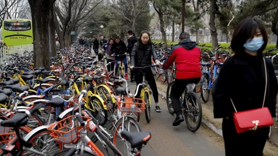 PAISAJE URBANO. Como no hay espacios especiales para dejar las bicis, en los espacios públicos de las ciudades chinas hay millones desparramadas sin orden.  reuters 