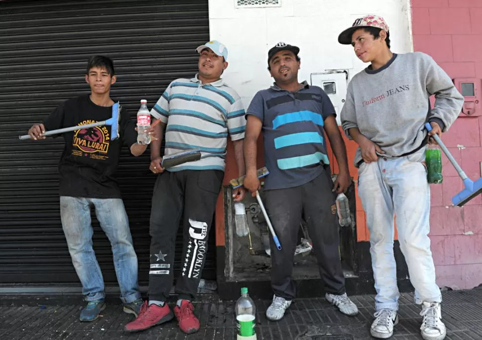 EN LA ESQUINA DE CASAL. Jóvenes limpiavidrios comparten sus esperanzas. la gaceta /  foto de franco vera