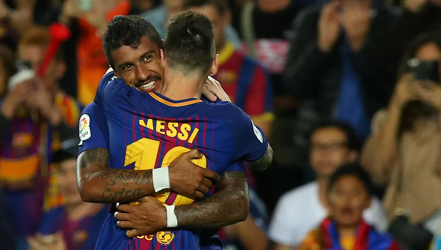 El abrazo entre Messi y Paulinho, que marcó su segundo gol en Barcelona.
REUTERS