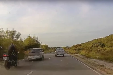 Video: un motociclista murió en un impactante choque frontal