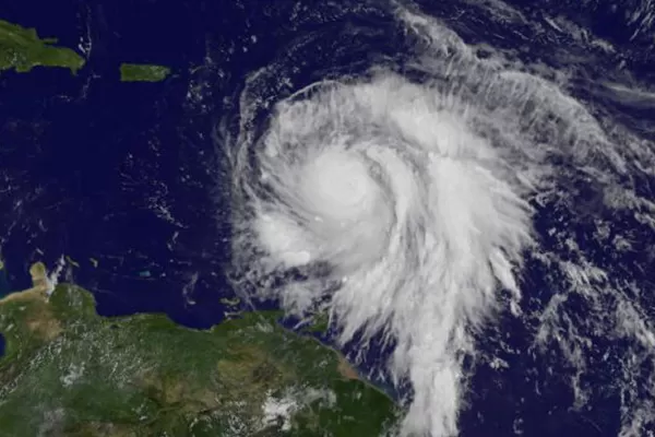 María arrasó la isla de Dominica y amenaza con volverse tan o más destructivo que Irma