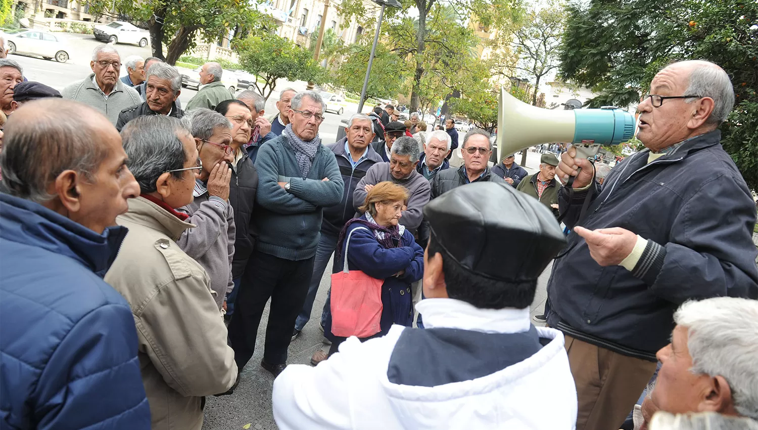 EN LA PLAZA. Un grupo de jubilados durante una protesta frente a la Casa de Gobierno. ARCHIVO LA GACETA / FOTO DE HÉCTOR PERALTA