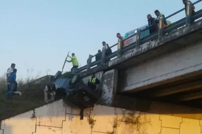 Video: un auto quedó colgado de un puente en la autopista a Famaillá