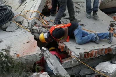 Terremoto en México: el dramático rescate de niños atrapados en un colegio que se derrumbó