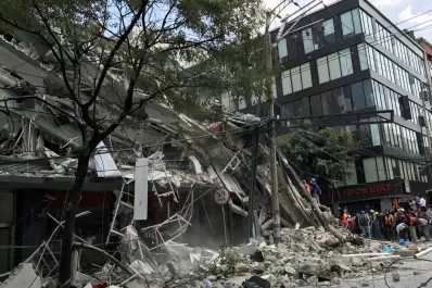 Terrermoto en México: el momento en que una mujer se salva de ser aplastada por escombros