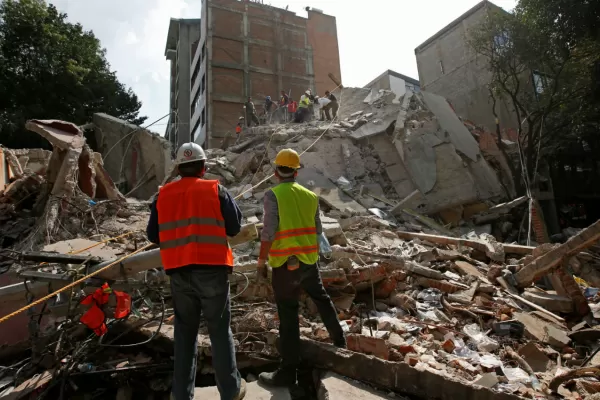 Al menos 217 muertos por el terremoto: buscan sobrevivientes entre los edificios derrumbados