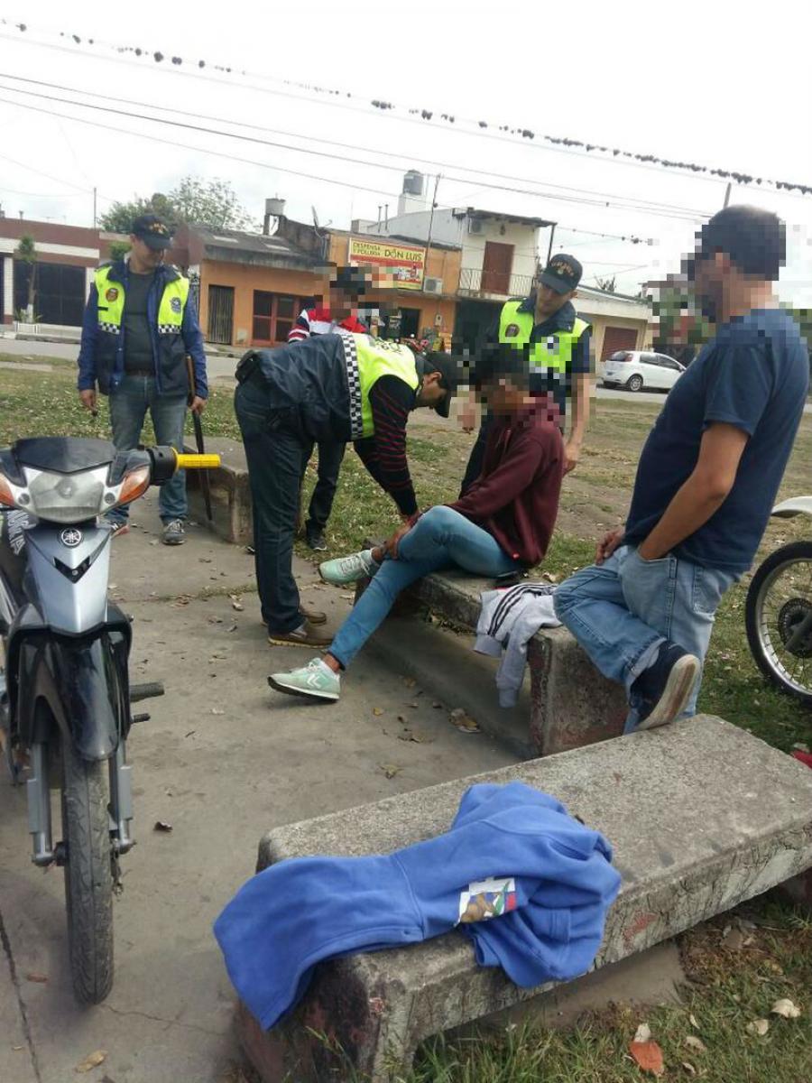 ATRAPADOS. Uno de los operativos en que la Digedrop encontró a jóvenes con droga en un paseo público. 
