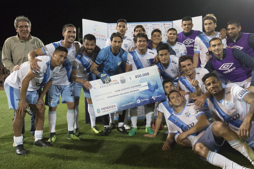 CON EL PREMIO. Los jugadores posan con el cheque de $850.000 por haber pasado de fase.  foto de marcelo ruiz (especial para la gaceta)