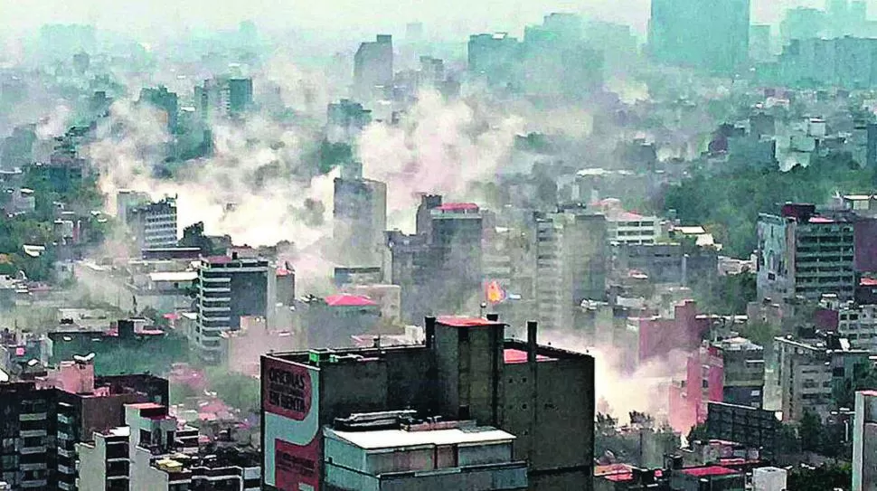 UNA VISTA PANORÁMICA DE LAS RUINAS. Las nubes de polvo daban cuenta de los edificios desplomados y de las explosiones provocadas por fugas de gas. 