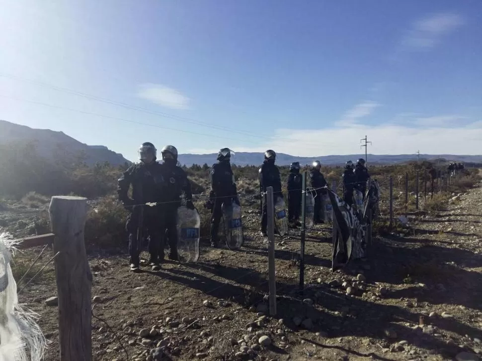 ALLANAMIENTO. El lunes, oficiales de varias fuerzas de seguridad nacionales y provinciales ingresaron a la zona que ocupan los mapuches. telam