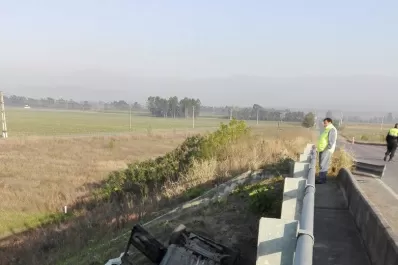 Volcaron y estuvieron a punto de caer a la autopista