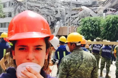Una modelo tucumana participa del rescate de víctimas del terremoto en México