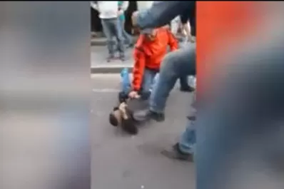 Video: atrapan en pleno centro a un presunto ladrón y lo golpean hasta que lo socorre la Policía