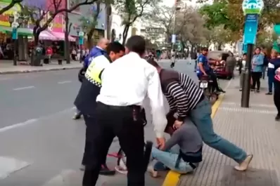 Video: revuelo en el centro por la aprehensión de una presunta ladrona