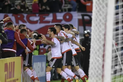 Scocco vivió una noche soñada e igualó el record del Chango Moreno