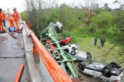 Un camión que llevaba autos cero kilómetro cayó de un puente