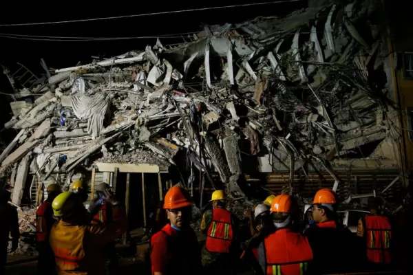 México, de luto, continúa buscando sobrevivientes bajo los restos de edificios