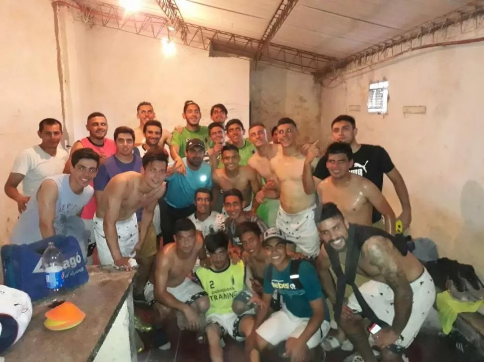 PURA ALEGRÍA. Los jugadores de Concepción FC y el cuerpo técnico posan en la intimidad del vestuario de Bella Vista. foto de hernán gonzalez