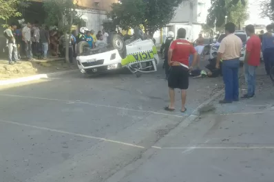 Volcó un auto de Policía que trasladaba un detenido