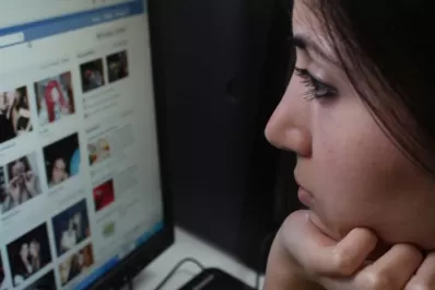 Pese a ser un delito, los tucumanos no denuncian cuando les espían el celular, Facebook o el mail