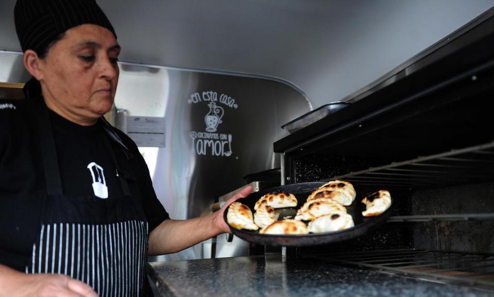 -Edgardo Herrera prepara las famosas empanadas tucumanas.-